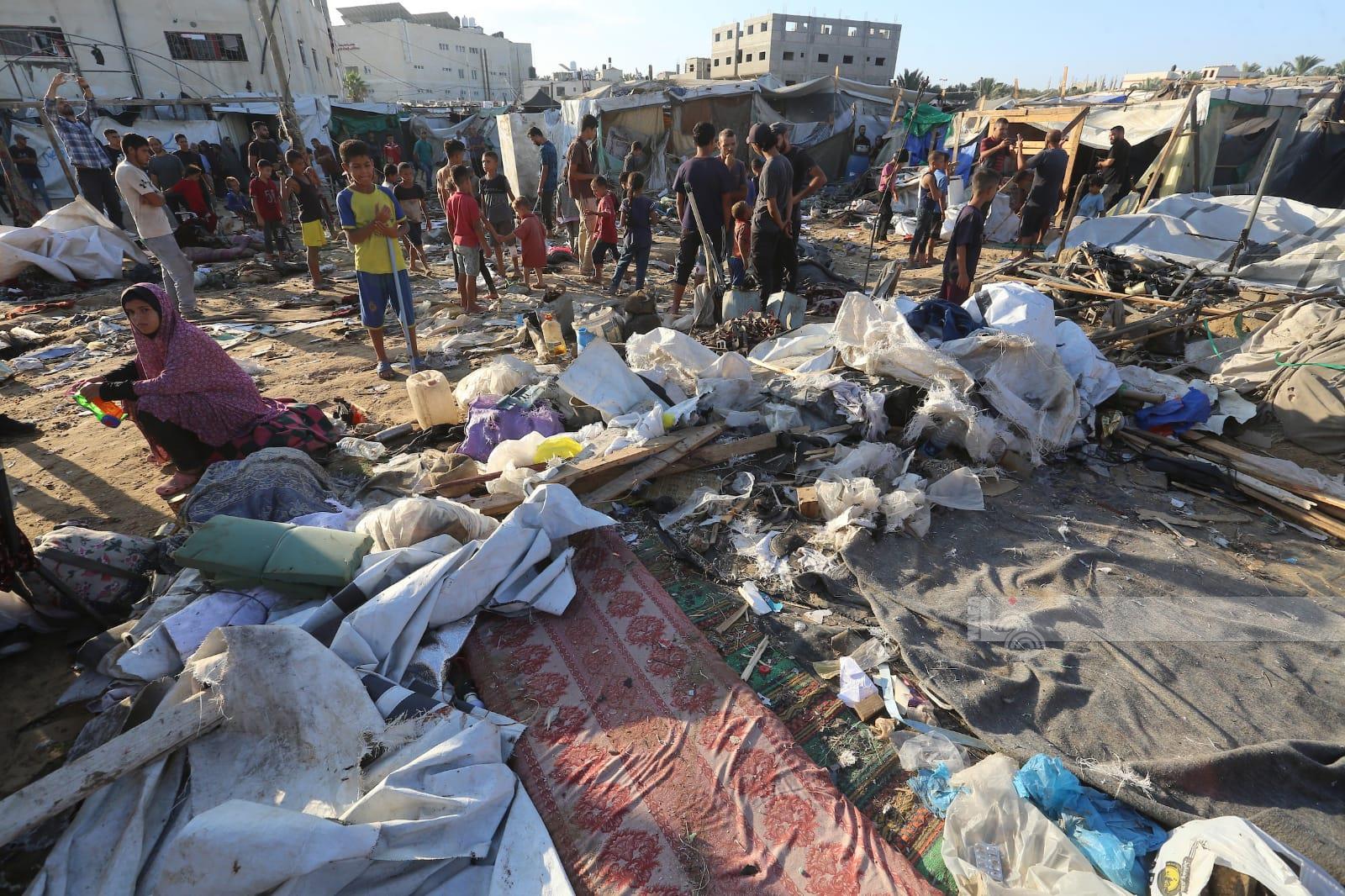 آثار القصف على خيام نازحين في مخيم إيواء داخل مستشفى شهداء الأقصى